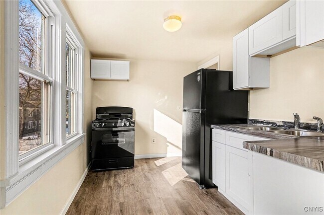 Building Photo - 302 Kellogg St