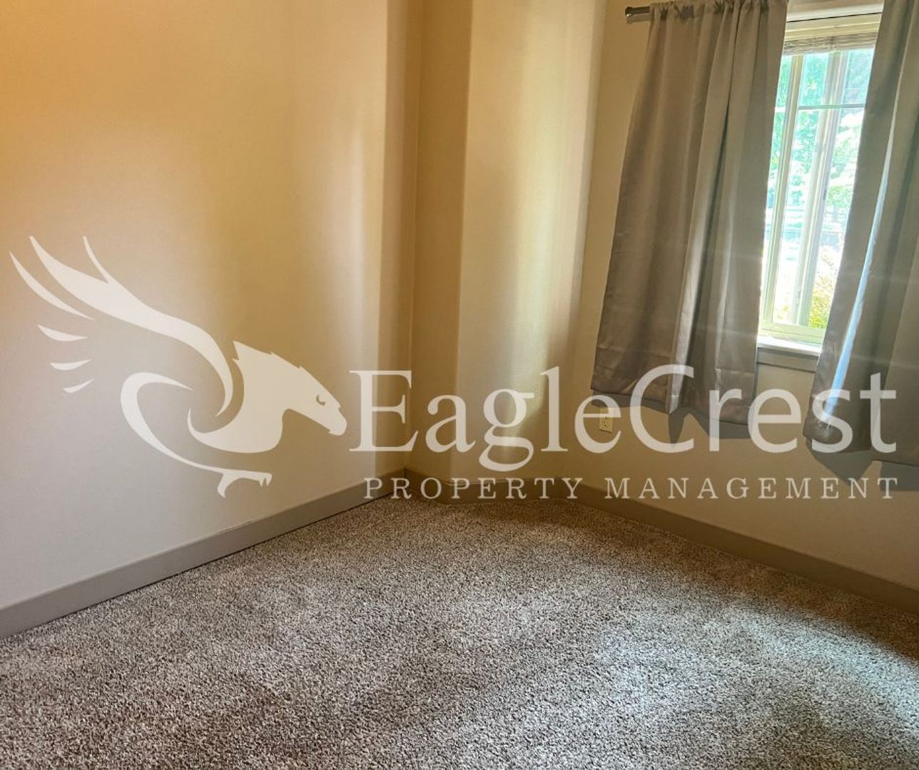 Building Photo - Two Bedroom, One and a Half Bathroom Unit