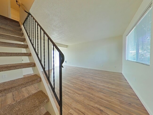 Building Photo - 2 Bedroom Apartment ~ Centrally Located ~ Philomath