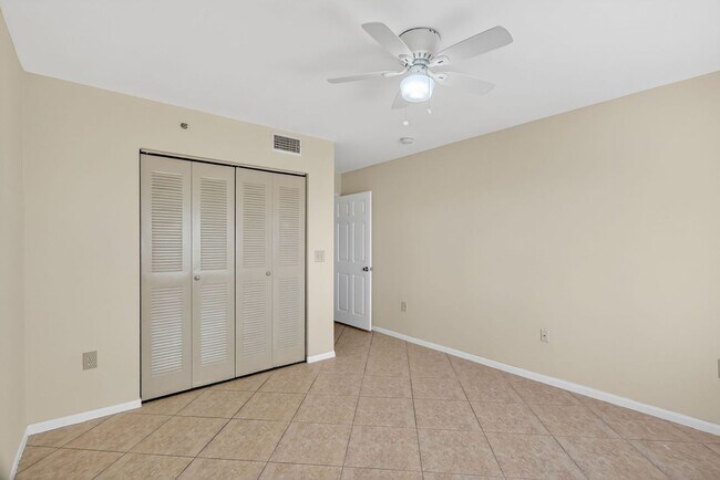 Building Photo - 1/1 Condo with Screened-in Balcony in Resort Style Community, Move in Ready!