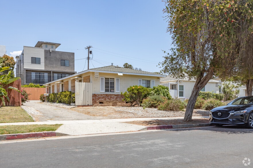 Primary Photo - The Iris