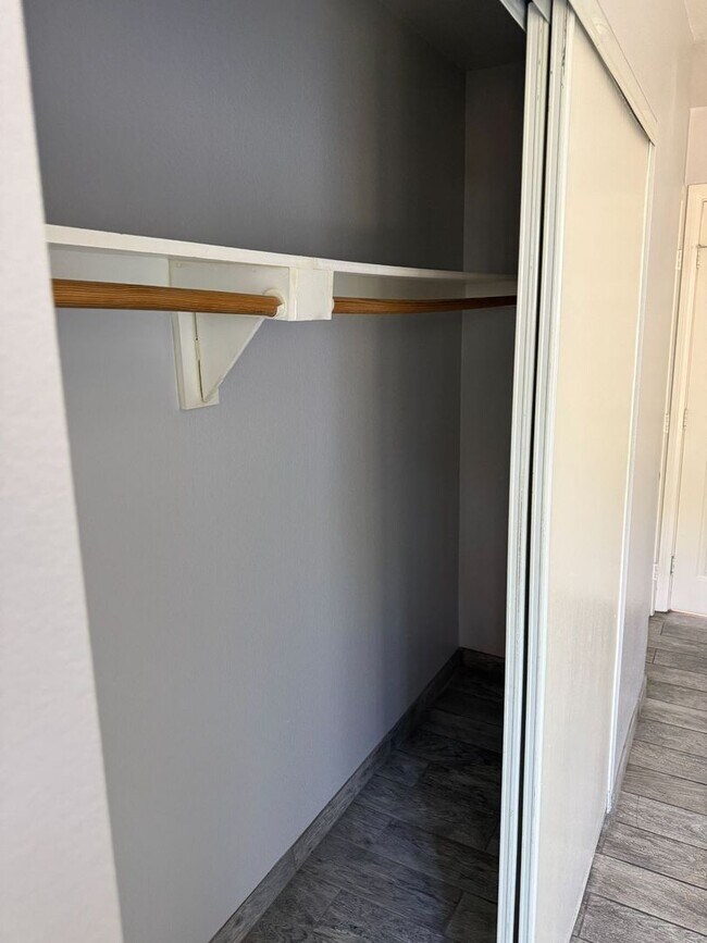 Building Photo - 1 BEDROOM 1 BATHROOM ONTARIO APARTMENT