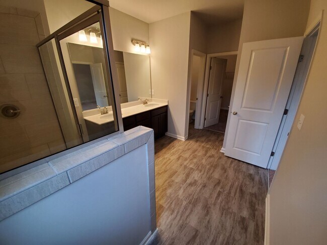Building Photo - Charming 3-Bedroom Townhome with Stylish F...