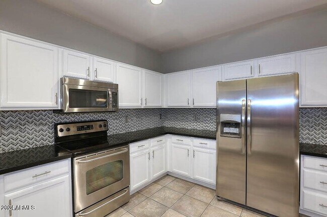 Building Photo - 7931 W Rose Garden Ln