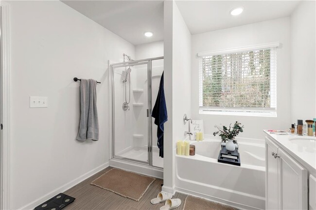 Building Photo - 715 River Gdns Dr