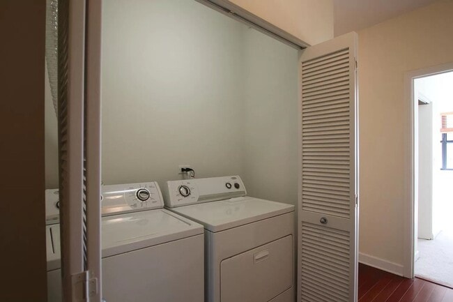 Building Photo - 451 W Huron St