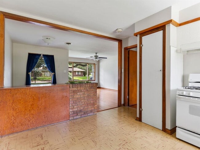 Building Photo - 2112 Hillcrest Dr