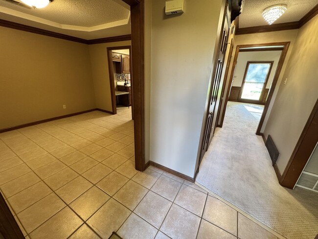 Building Photo - 2025 Mt Badon Ln