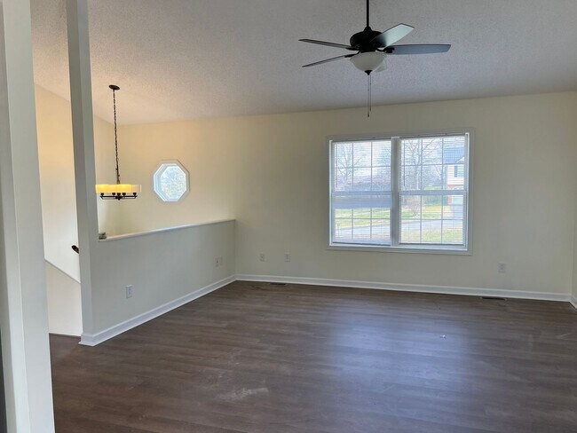 Building Photo - 3 bedroom / 2 bath + den located in Jonesborough