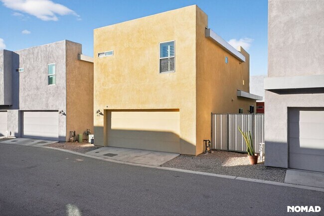 Building Photo - 841 E Park Modern Dr