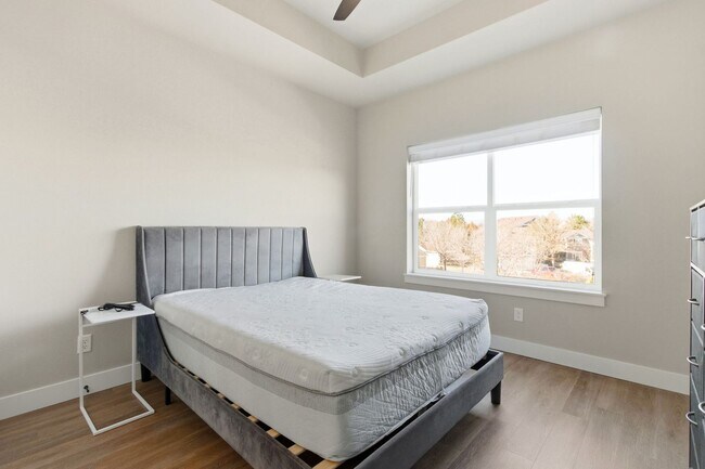 Building Photo - Bright and Modern Condo in Ideal Location ...