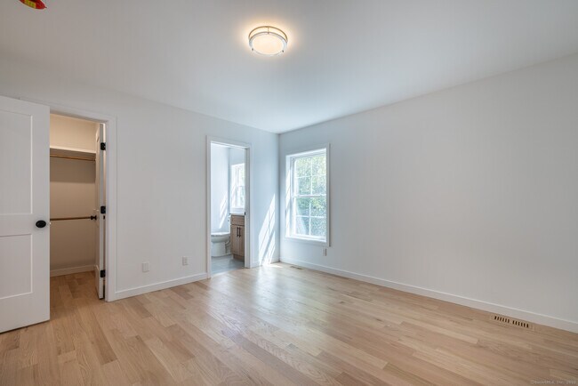Building Photo - 330 Pleasantview Ave