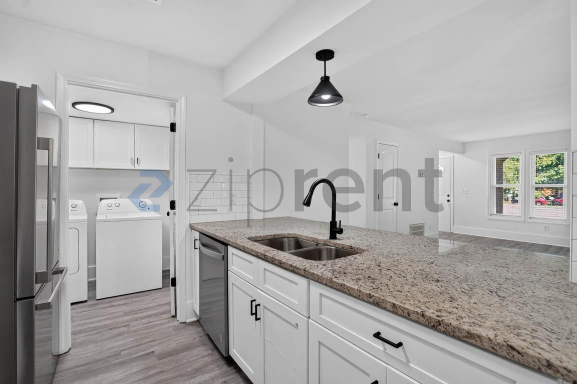 Building Photo - Unit 3
