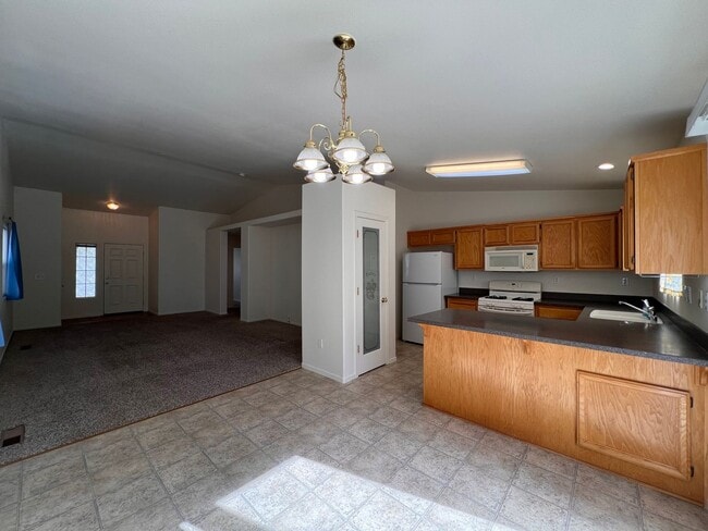 Building Photo - Centrally located 3 bedroom home in Fernley- 3 car garage