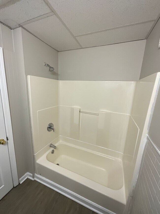 Building Photo - 1155 W 9th St