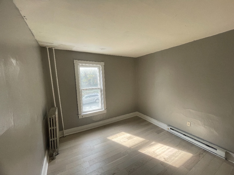 Building Photo - 582 Sunbury St