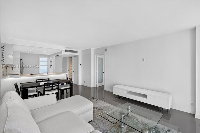 Building Photo - 3301 N Country Club Dr