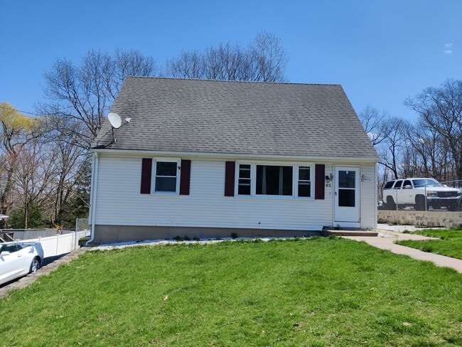 Building Photo - BEAUTIFUL Waterbury Cape w/ 4 Bedrooms, 2 ...