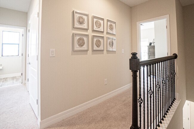 Building Photo - 3/2.5 Beautiful Model Townhome with Screened Courtyard & 2 Car Garage