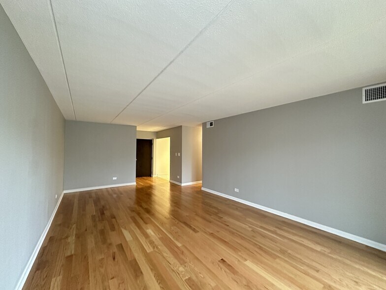 Building Photo - 525 N Quentin Rd