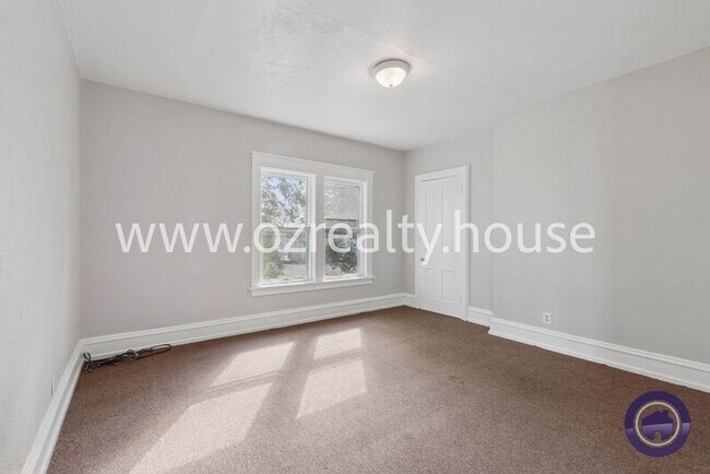 Building Photo - 1016 Mallet St