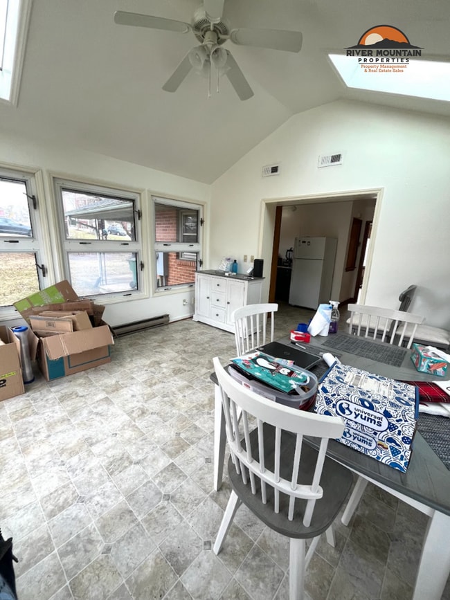 Building Photo - 3 Bedroom Home with Carport in Blacksburg