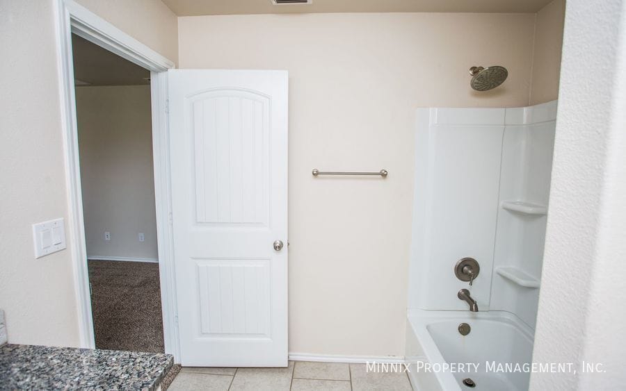 Building Photo - 14211 Vernon Ave