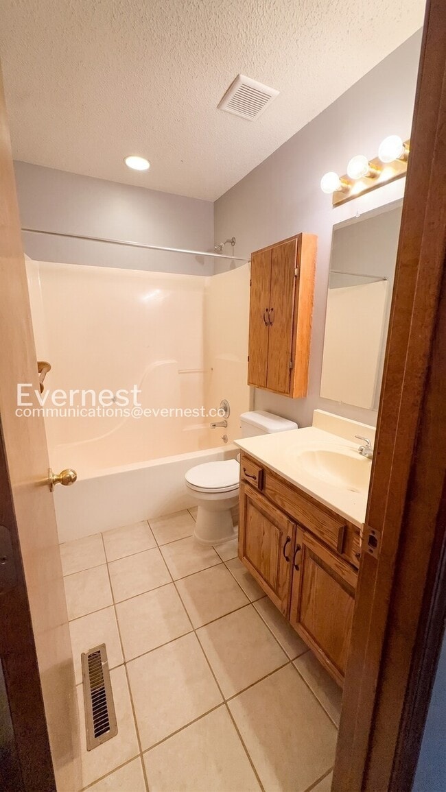 Building Photo - 3 Bed/1.5 Bath Home with Fenced Yard & Garage / Pet-Friendly / Vouchers Accepted / Available Now!