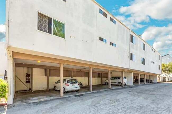 Building Photo - Bright, comfortable, and spacious one bedroom Condominium