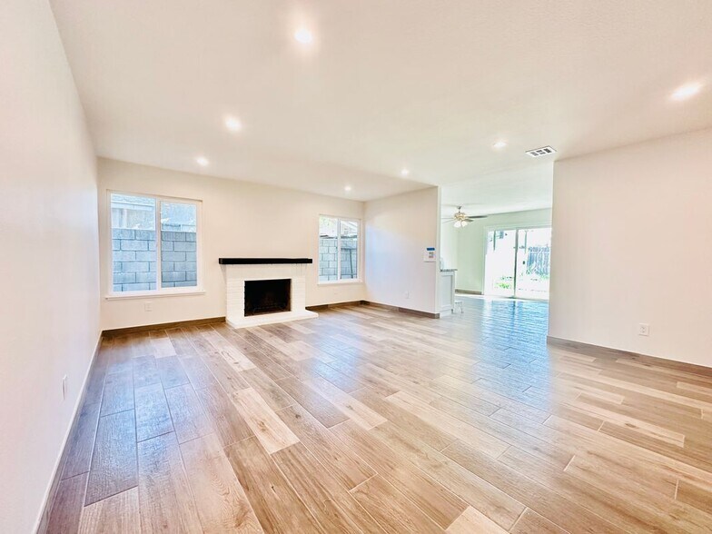 Building Photo - 2912 E Brookside Ct