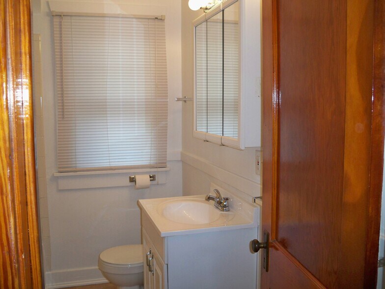 Building Photo - 331 W Cedar St