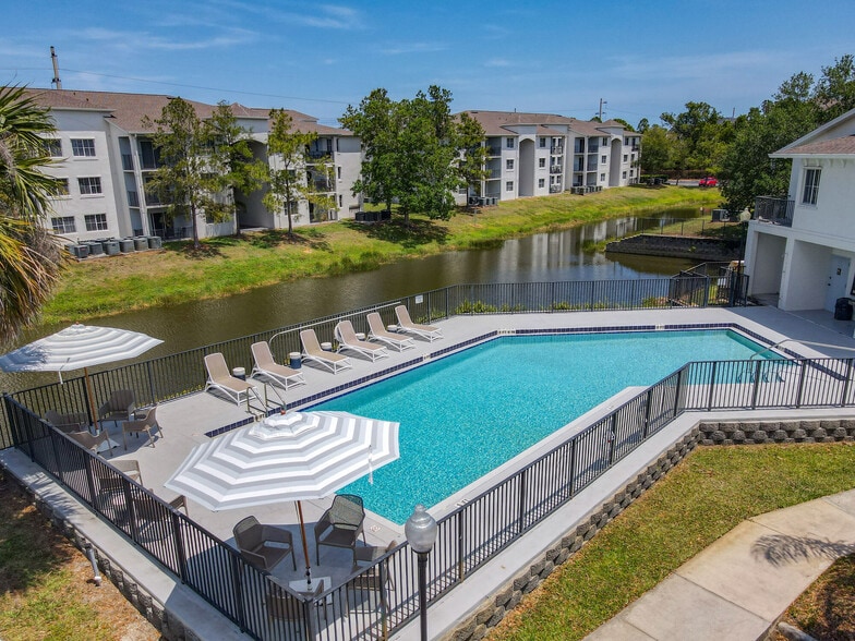 Building Photo - Meri Palm Bay