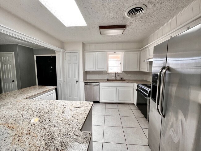 Building Photo - Amazing 4/2.5 in Prime Location! Minutes from Texas Tech and Hospitals!