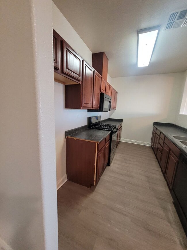 Building Photo - Three bedroom 1 bath with central heat and air