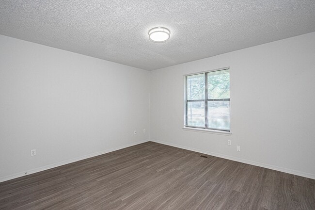 Building Photo - Corner-Lot 3Bedroom Charmer in Yukon with Fireplace & Enclosed Patio!