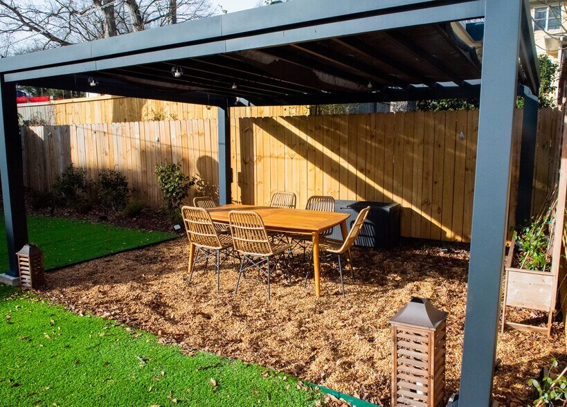 Building Photo - 870 Vera St SE