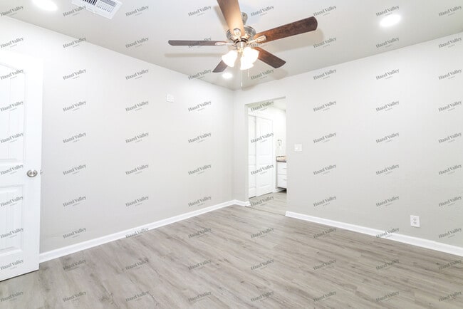 Building Photo - 806 S Meadow Ln