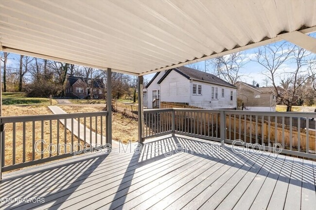 Building Photo - 3615 Lilac Ave