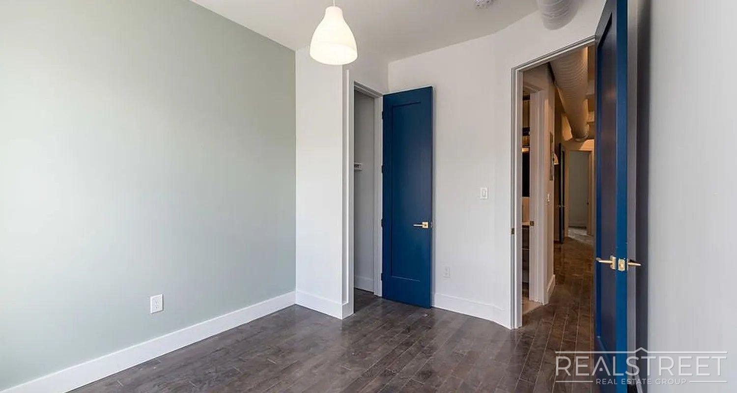 Building Photo - Massive 3 Bed (Flex 4 Bed) 3.5 Bath Duplex with Private Backyard in Bed-Stuy