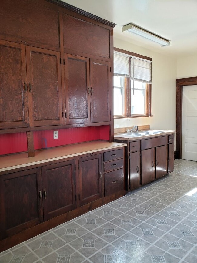 Building Photo - 3 BR Near Fort Wayne Zoo