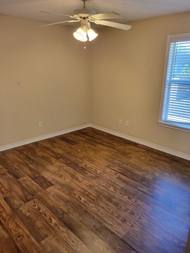 Building Photo - AUGUST 2026 PRE-LEASE!!  Adorable 4 Bedroom 2 Bathroom Home