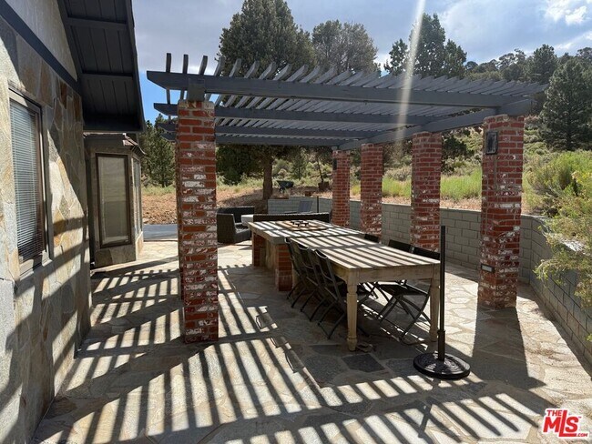 Building Photo - 1196 Willow Ln