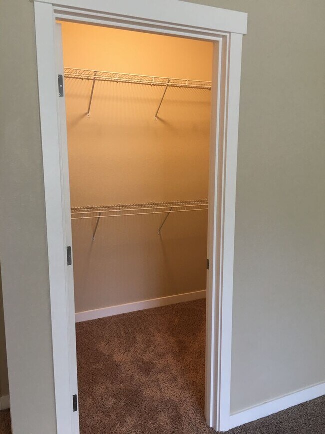 Building Photo - Beautiful 2 bedroom, super cute floorplan, laundry room with full size washer and dryer!