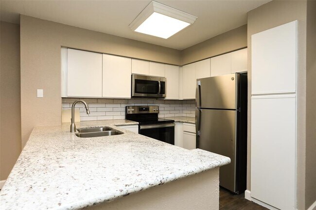 Building Photo - 16800 Sugar Pine Dr