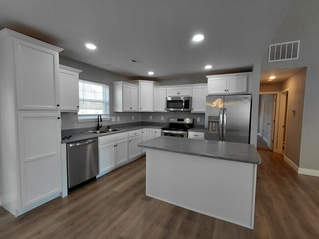 Building Photo - Beautiful home close to post