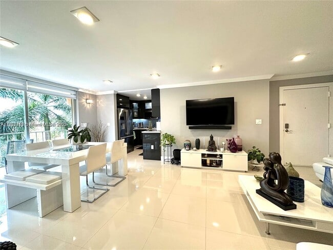 Building Photo - 9350 Fontainebleau Blvd