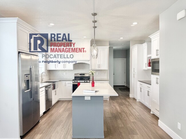 Building Photo - Beautiful Brand New 6 bedroom 3.5 bahtroom...