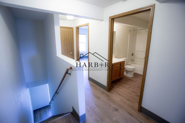 Primary Photo - 146 S Broadway Ave