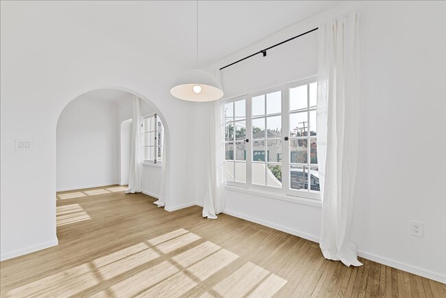 Building Photo - Beautiful Reimagined Fairfax Apartment - C...