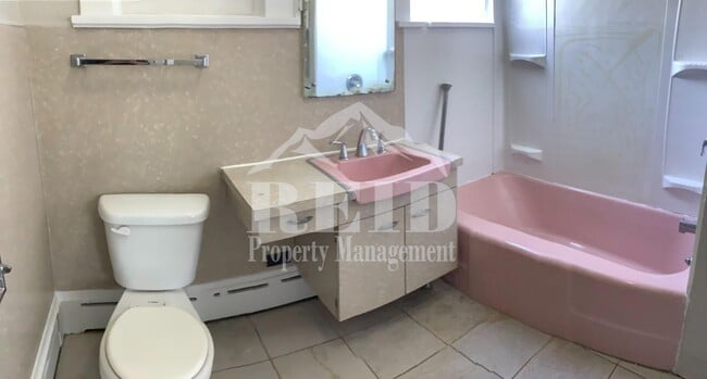 Building Photo - Large home/3bed 3 bath with bonus/office room just outside of PSNS and close to Bremerton Ferry